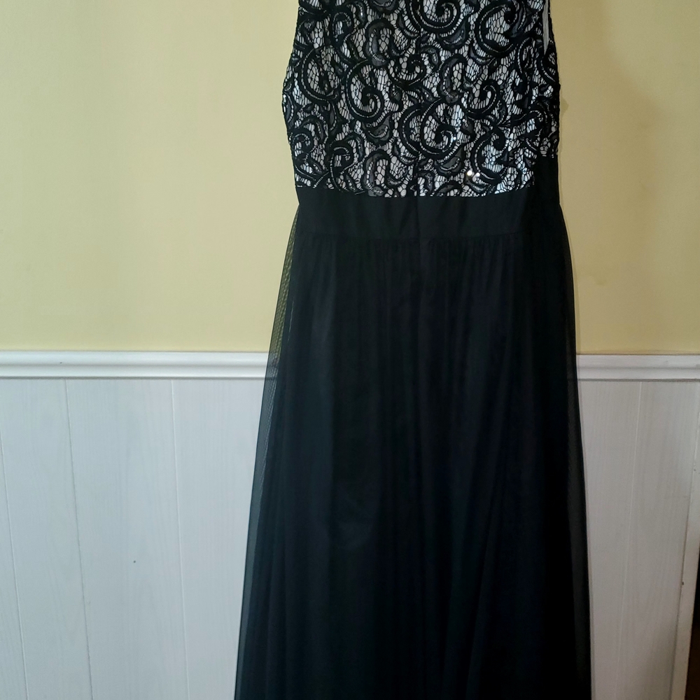 Elegant Black Lace Evening Gown
